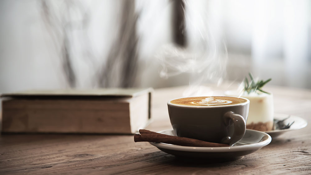 ¿Es bueno recalentar el café? Qué pasa realmente y cómo hacerlo mejor