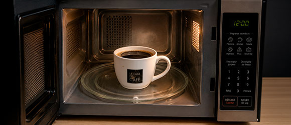 ¿Es bueno recalentar el café? Qué pasa realmente y cómo hacerlo mejor