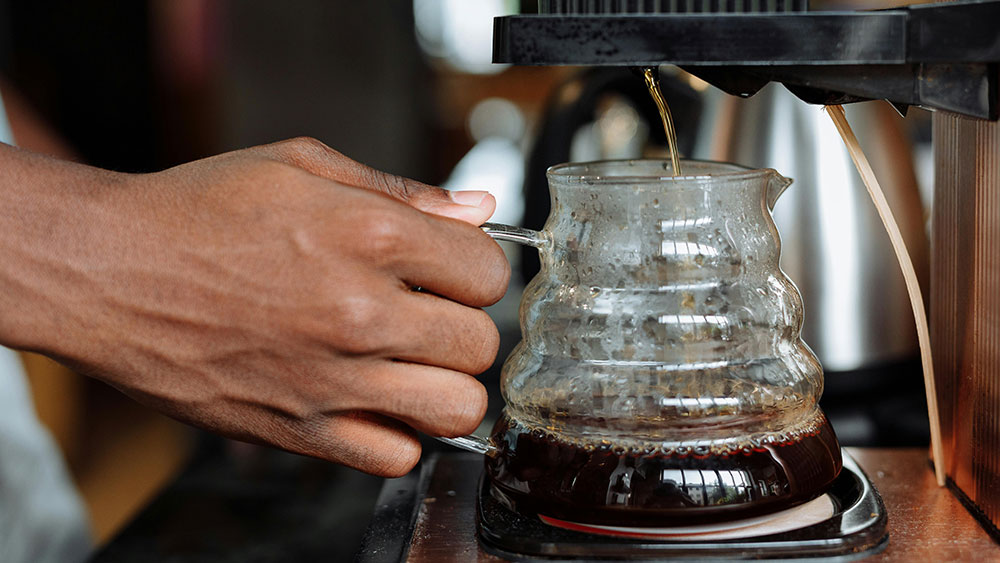 ¿Es bueno recalentar el café? Qué pasa realmente y cómo hacerlo mejor