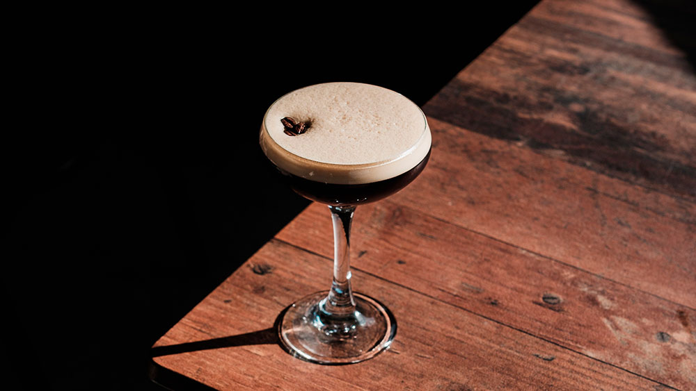 Espresso Martini: receta original, historia y cómo preparar el cóctel perfecto 2 La historia del Espresso Martini