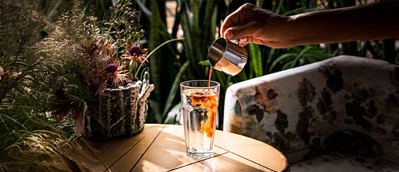 Café tonic: qué es, cómo hacerlo y por qué se está convirtiendo en la bebida estrella del verano