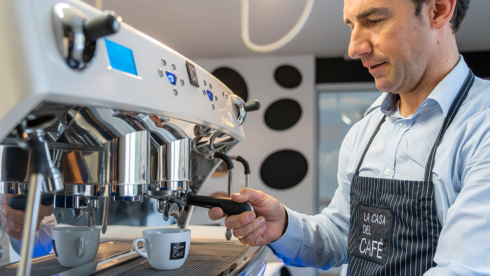 Origen de la cafetera espresso: la historia de la máquina que revolucionó el café
